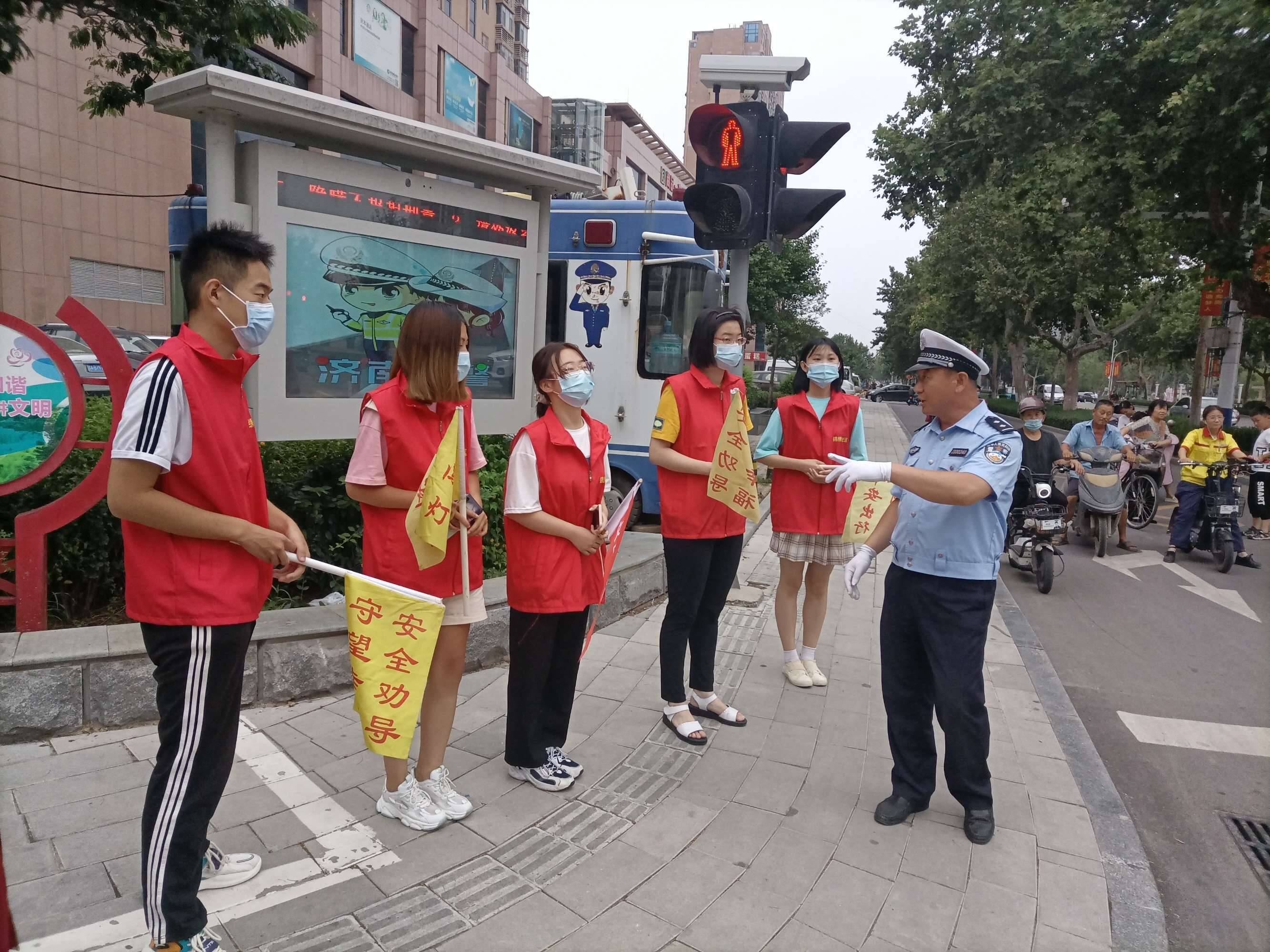 济南平阴300余名志愿者上岗助力文明交通