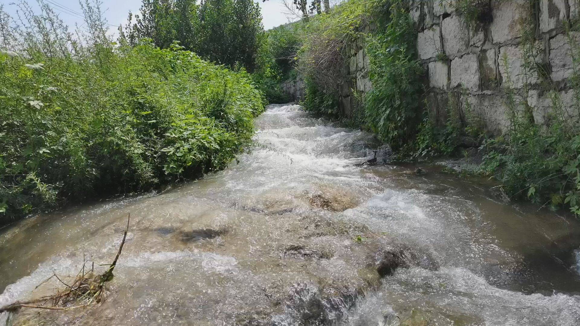 济南市平阴县安城镇雨后山泉喷涌