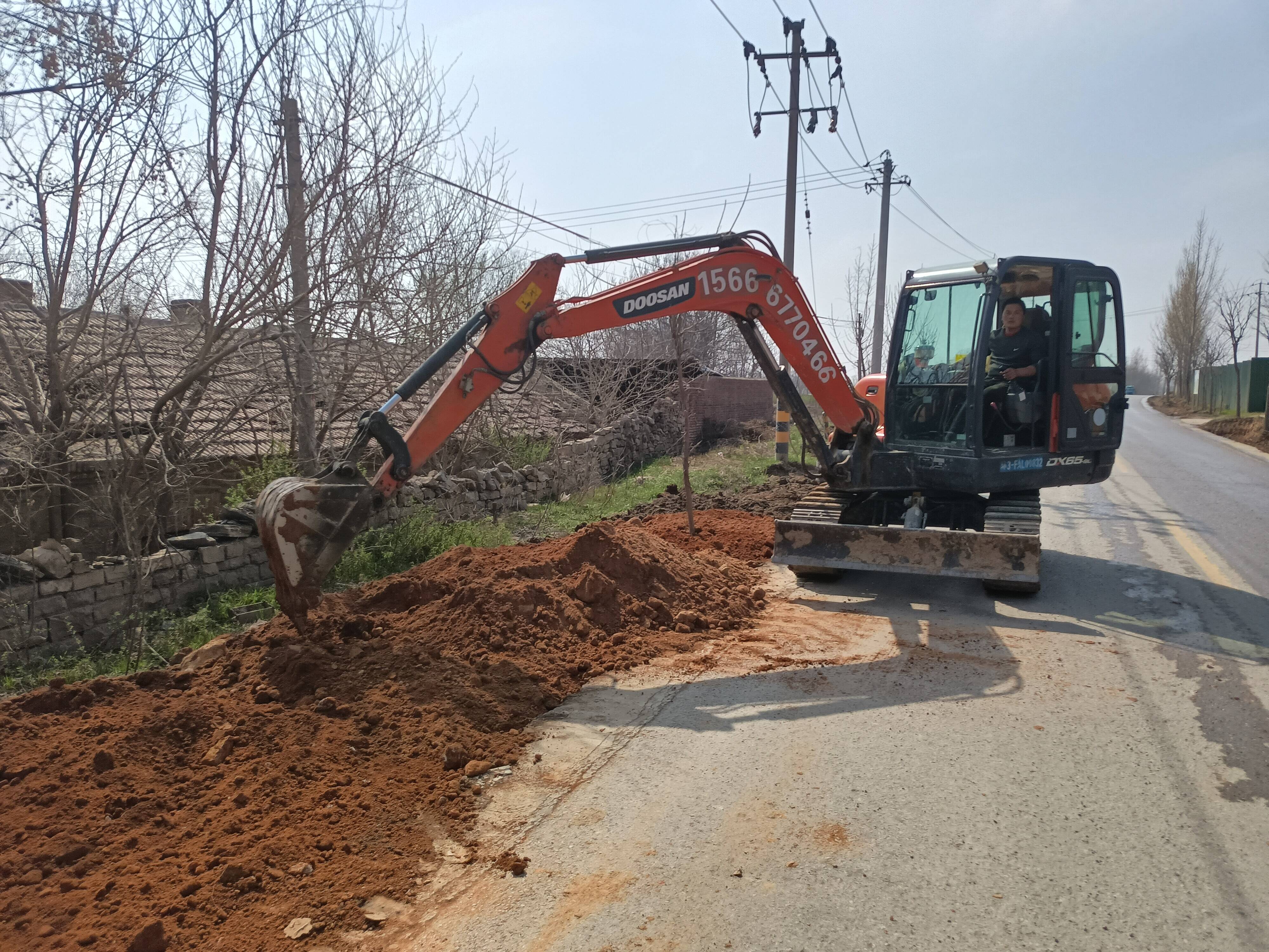 平阴县玫瑰镇 道路绿化施工忙 人居环境再提升