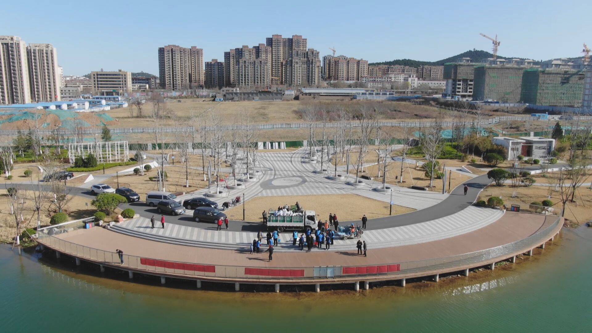 工作人员和志愿者先后到锦东公园湖泊,中桥水库,锦水河东支河道等水域