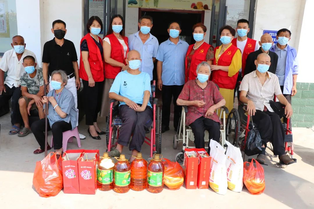 枣庄台儿庄爱心志愿者走访慰问敬老院