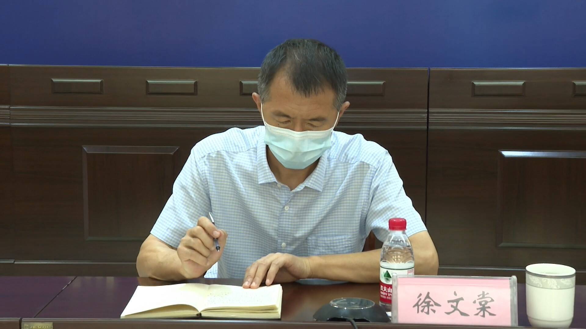 河口区委常委,统战部长徐文棠等参加收看.