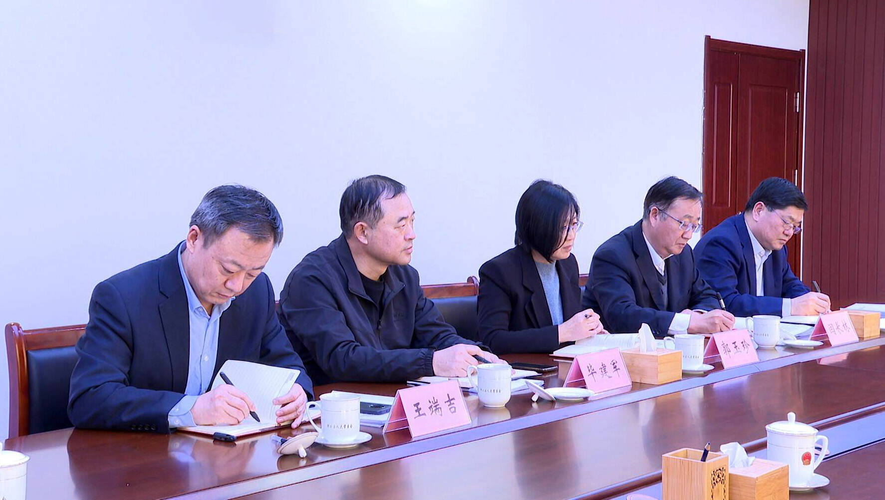 河口区人大常委会副主任郭玉珍列席会议,区人大常委会副主任闫长林