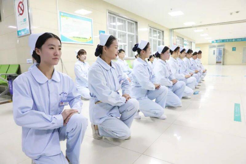 菏泽市郓城县人民医院开展护士礼仪培训活动
