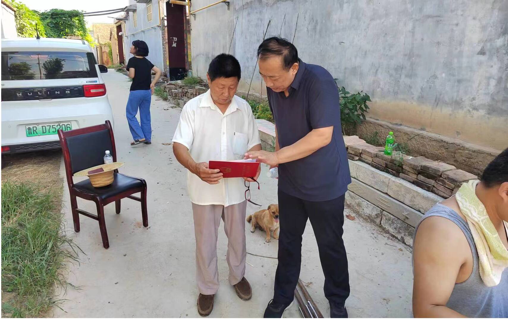 图为黄泥冈镇武庙村,李楼村几名放假在家的大学生来到发证现场,自愿