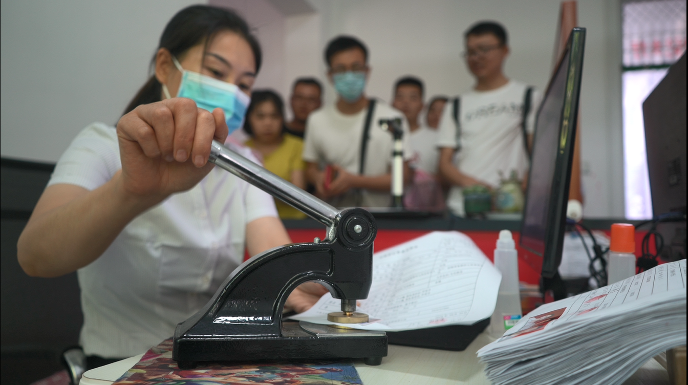 菏泽市东明县民政局婚姻登记处主任徐福英表示:"我们婚姻登记处提前对