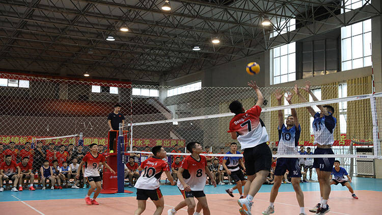 菏泽市委书记张新文慰问单县一中排球队