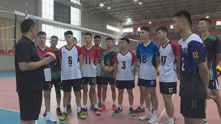 菏泽市单县一中排球队总教练樊董伟鲜花背后是坚持不懈的努力