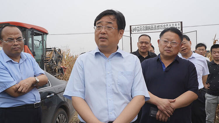 菏泽市单县县委书记耿振华现场调度当前农业生产工作