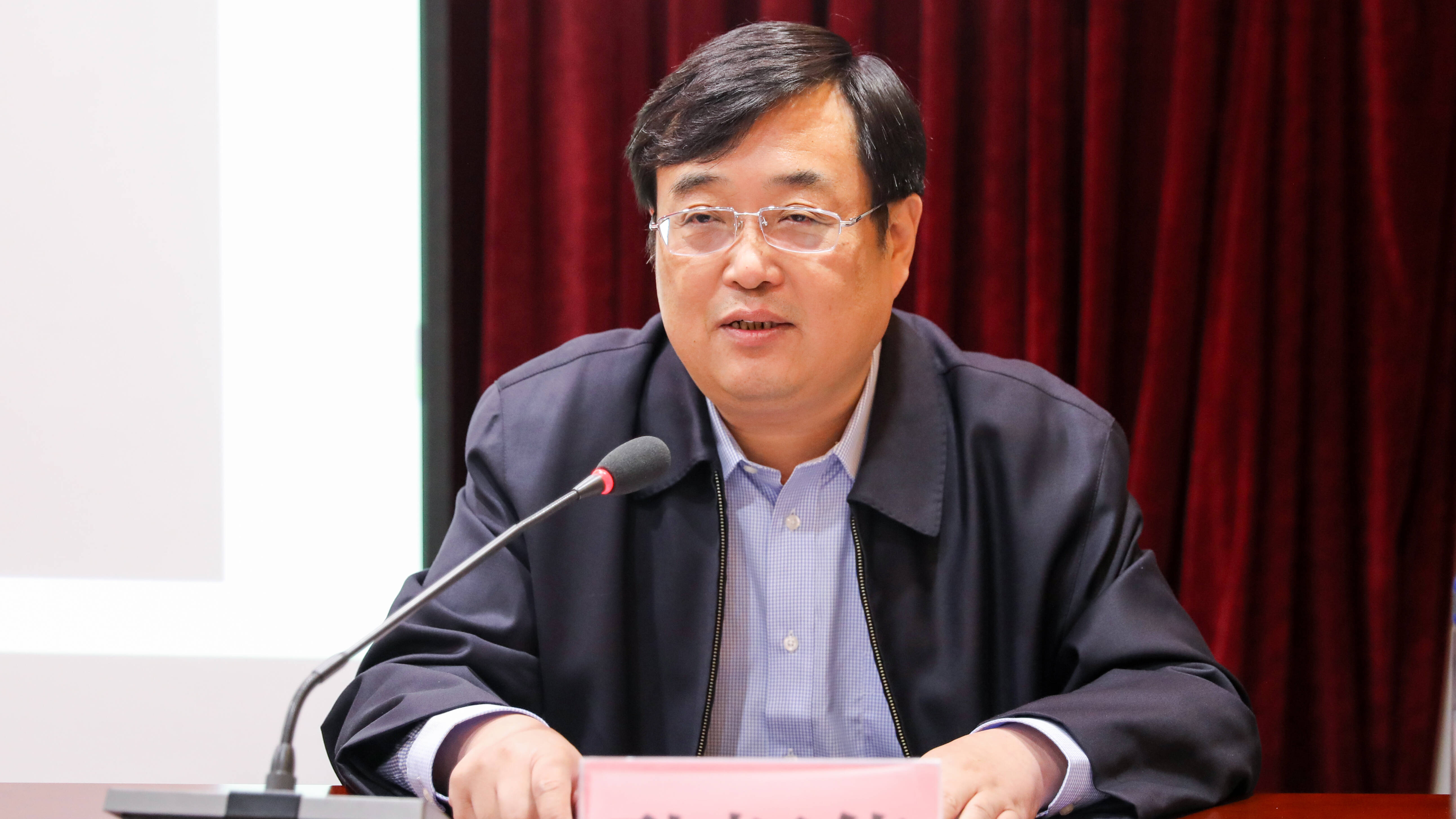 菏泽市单县县委书记耿振华为菏泽市市委党校县科级干部培训班学员授课