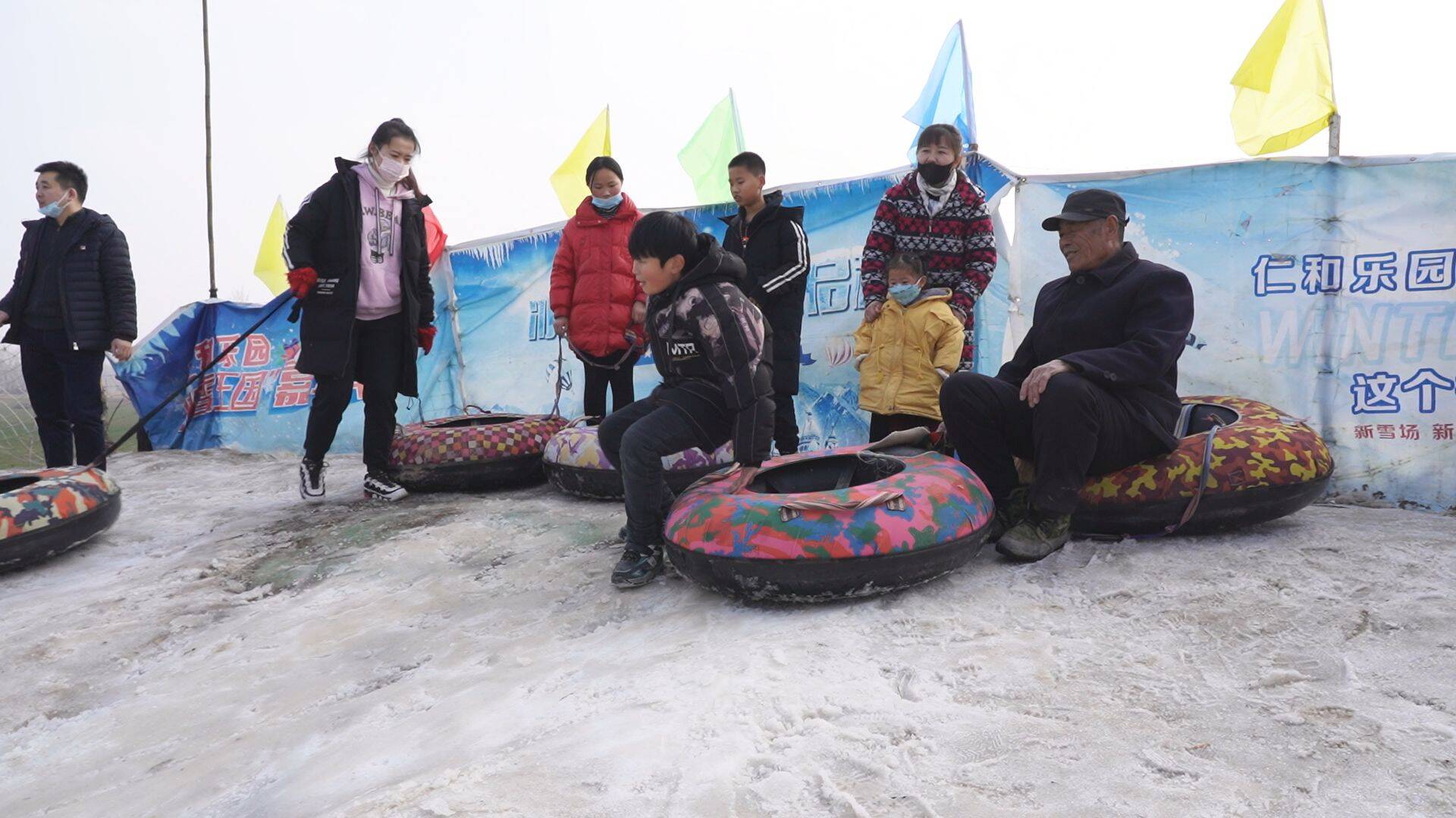 春节期间,在单县浮岗镇滑雪场,整个雪场宛若一片冰雪世界,银装素裹.