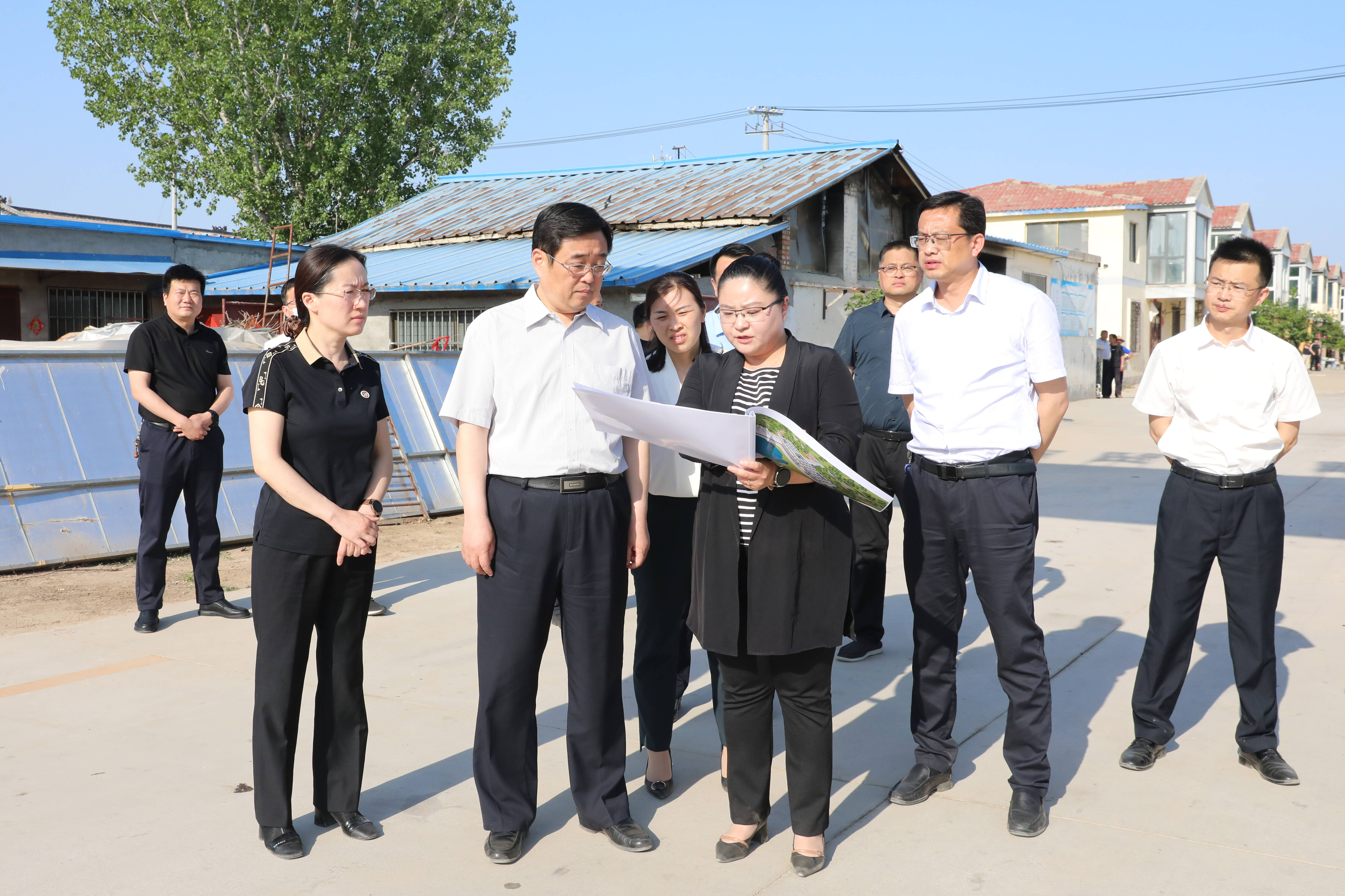 在浮岗镇农贸市场,曹庄乡林台古镇的建设现场,耿振华详细调研了浮龙湖