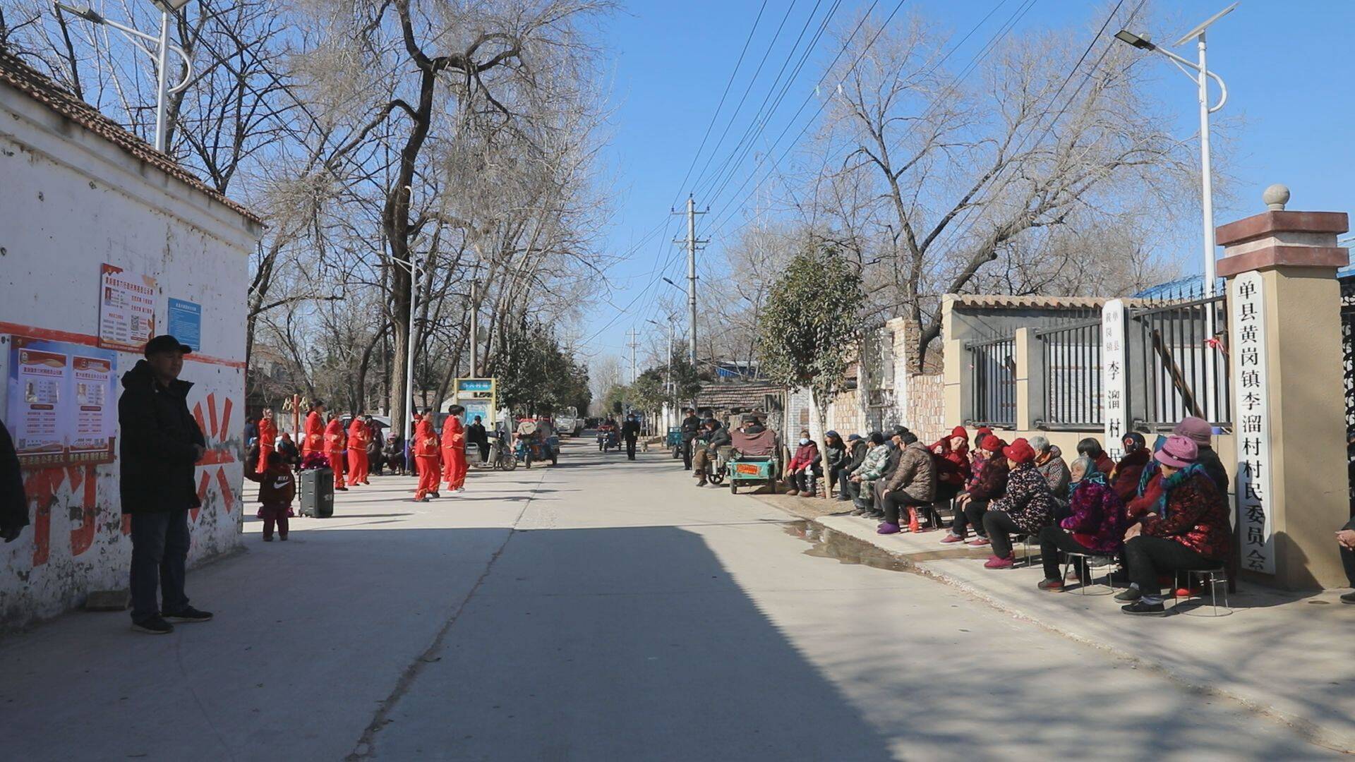 单县黄岗镇集体贺寿树新风老人欢聚乐开怀