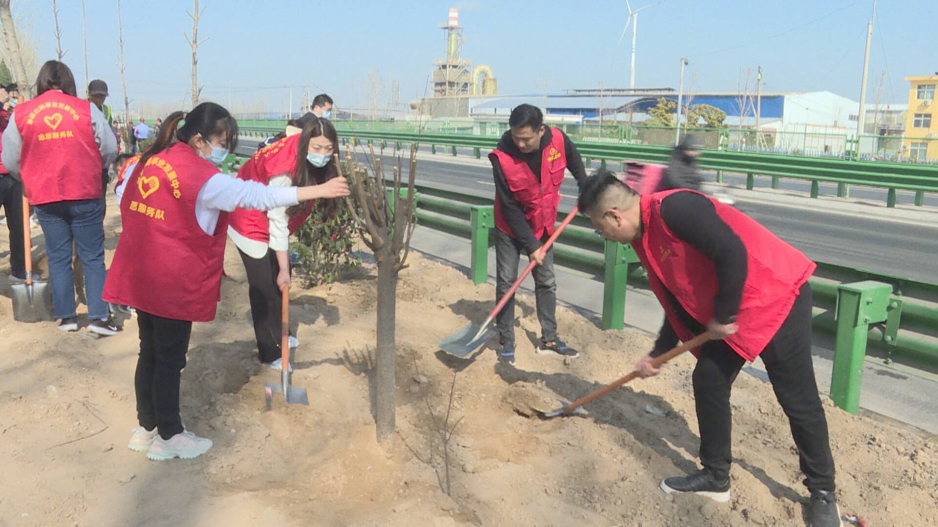 齊魯網·閃電新聞3月10日訊3月10日,單縣副縣長劉愛菊到國道g518義務