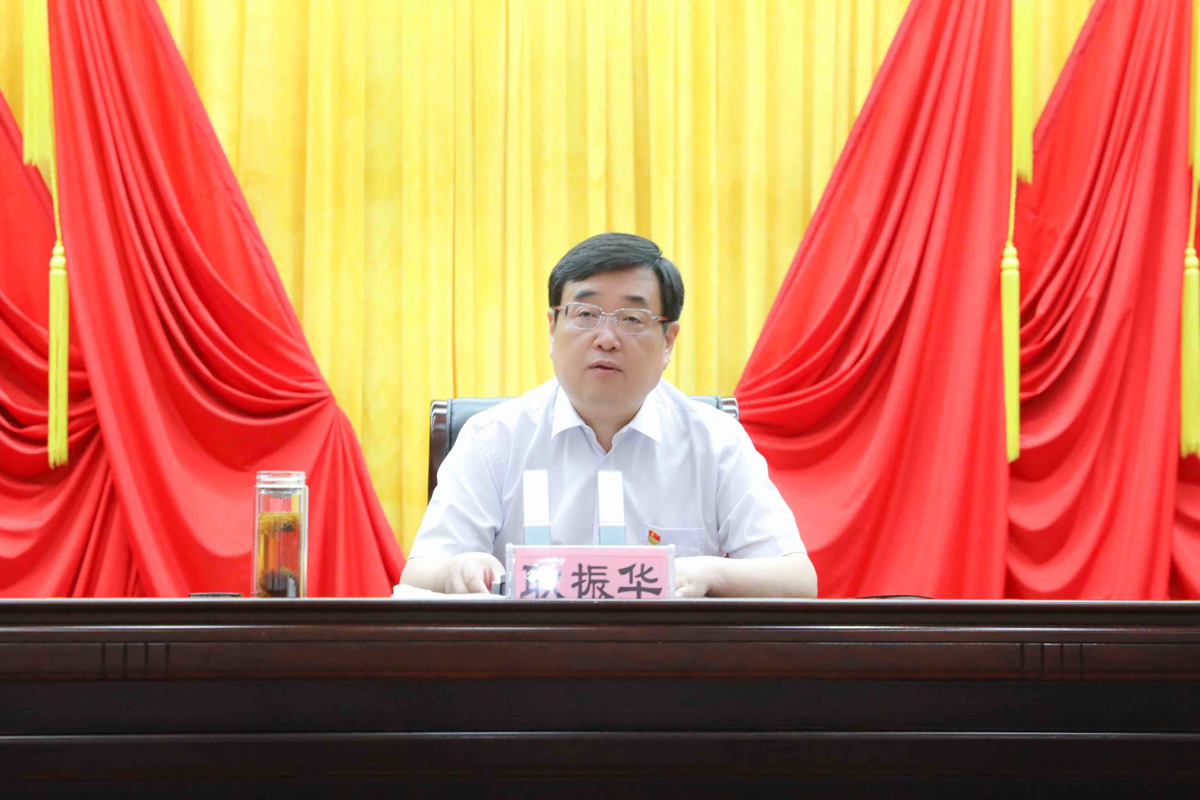 单县融媒>会上,耿振华,曹刚,黄涛向"光荣在党50年"党员代表颁发纪念章