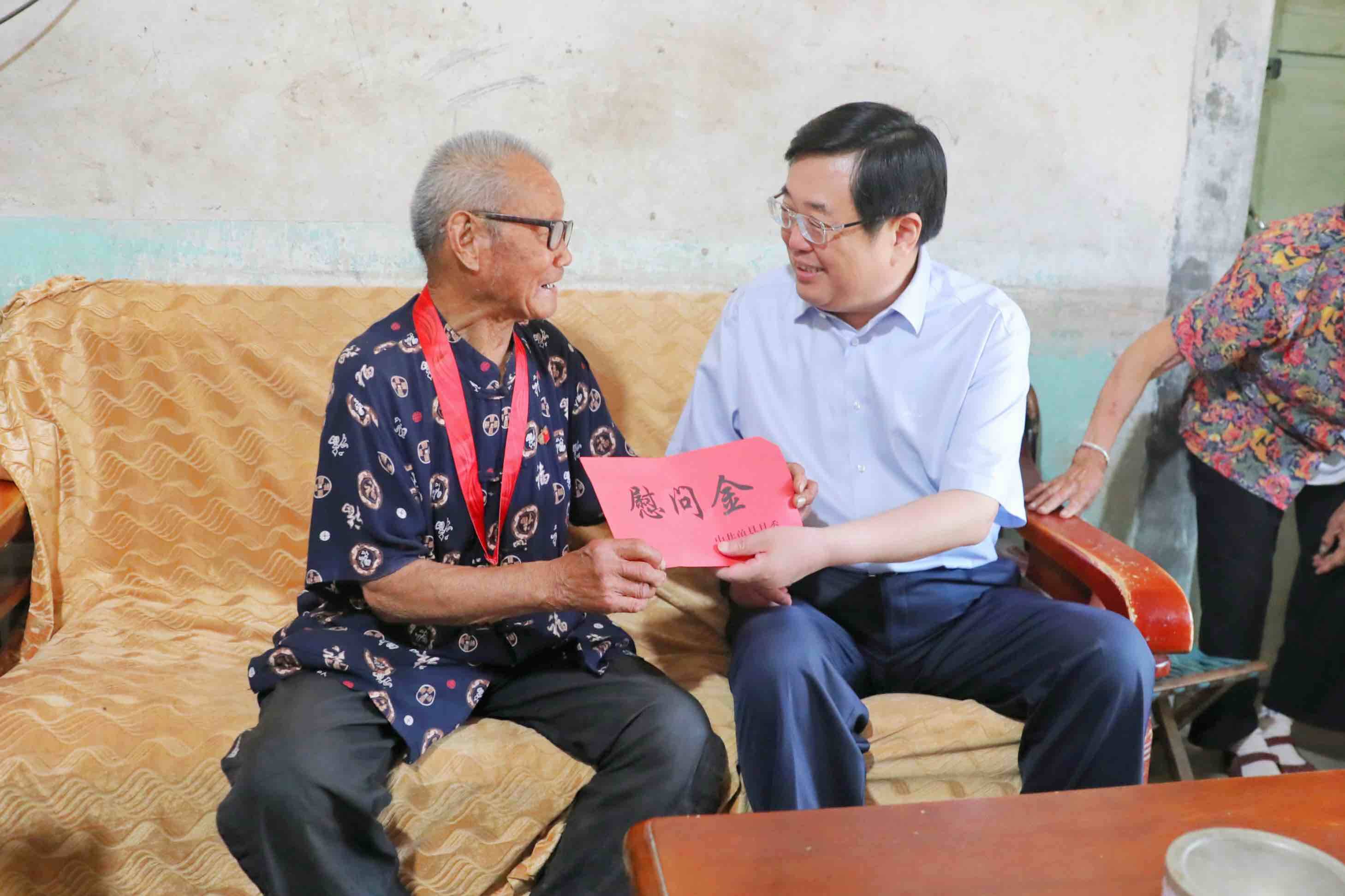 县委书记耿振华走访慰问老党员