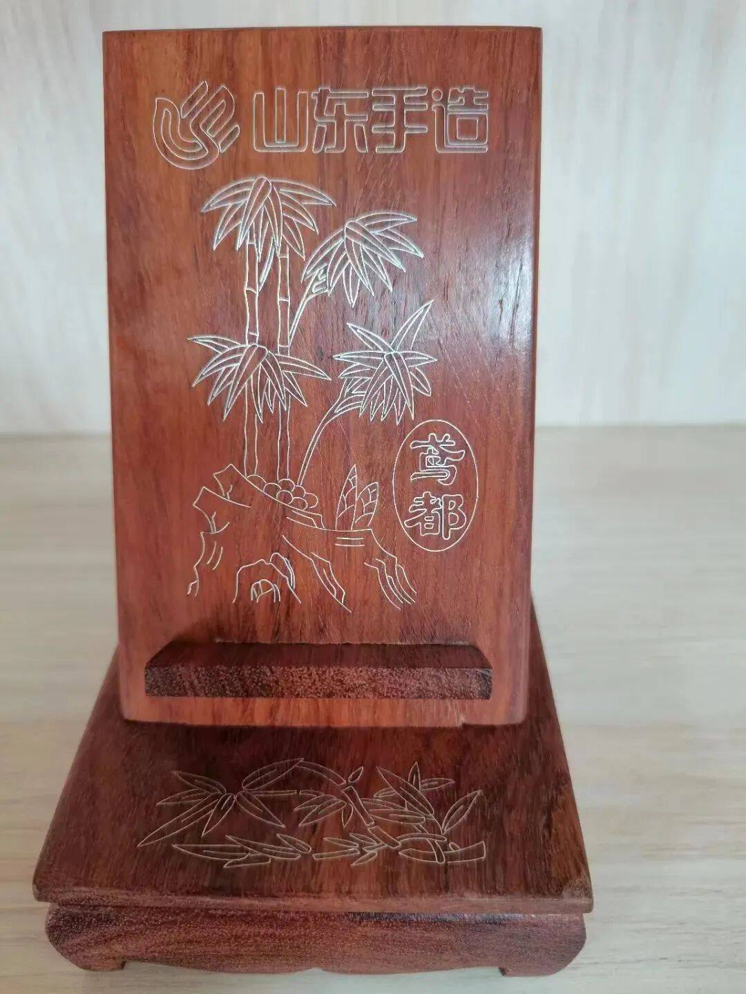 红木嵌银漆器琳琅满目,古朴典雅的红木上,细细银丝勾勒出的图案惟妙惟