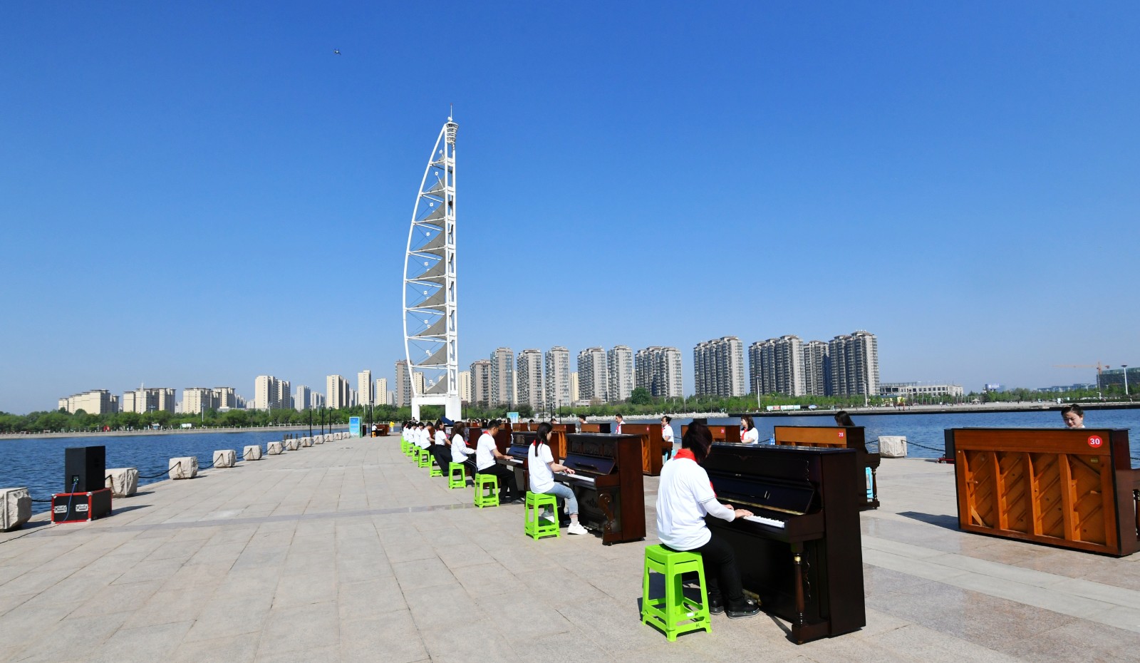 潍坊诸城潍河公园百人齐奏保卫黄河