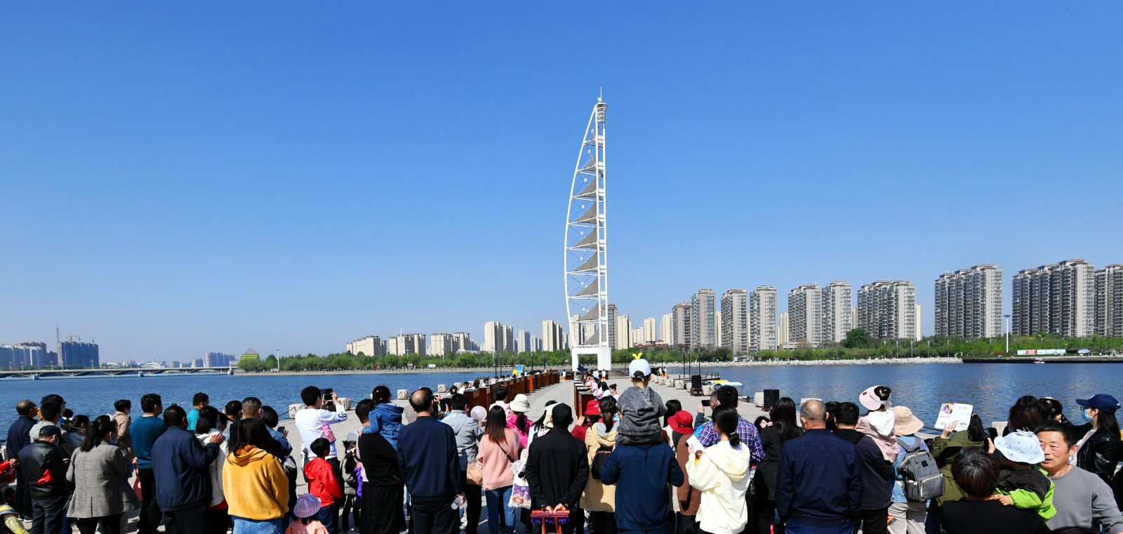 潍坊诸城潍河公园百人齐奏保卫黄河