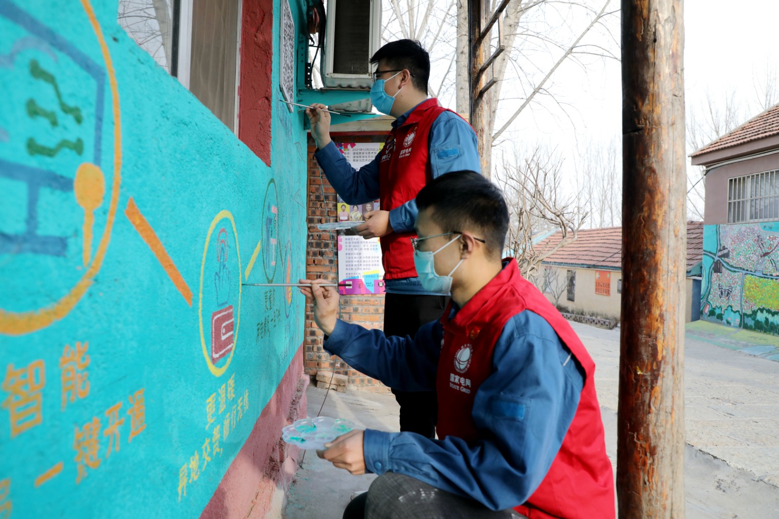 诸城雷锋日遇上志愿红30余名团员青年开展绘美乡村活动
