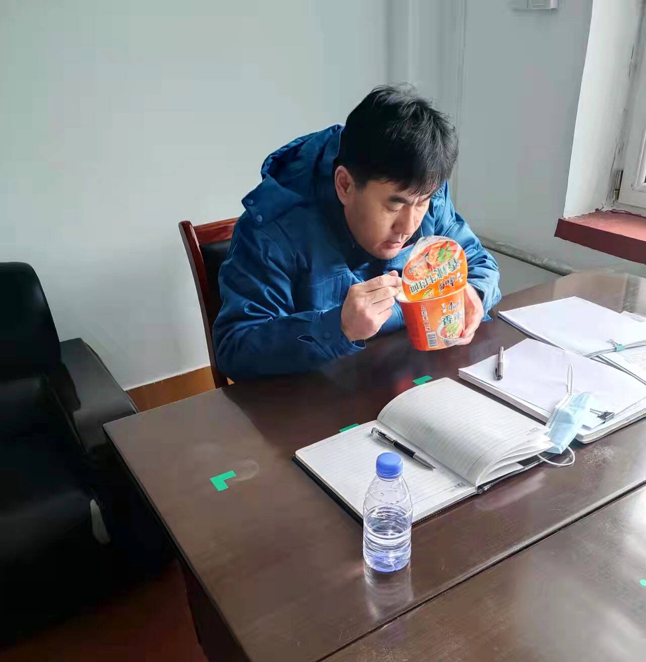 下午两点多,最后一个村民核酸检测结束,杨永亮回到办公室,匆匆吃了