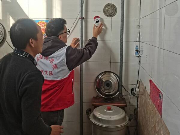 青州市王府街道安装一氧化碳报警器织密温暖过冬安全网