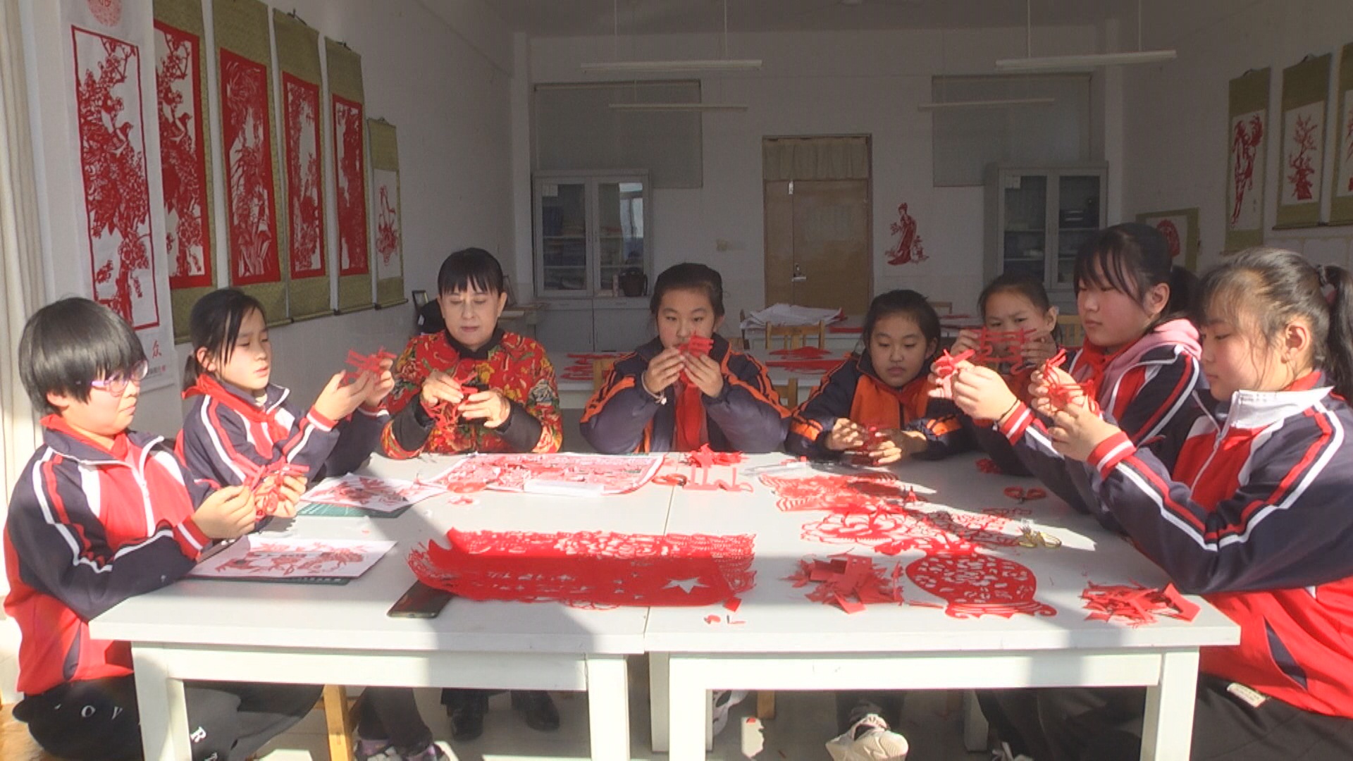 安丘剪纸进课堂传承传统艺术