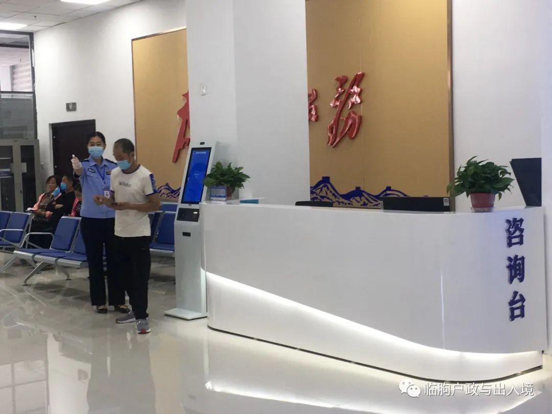 导办台工作人员指引群众填写表格.jpg 图片