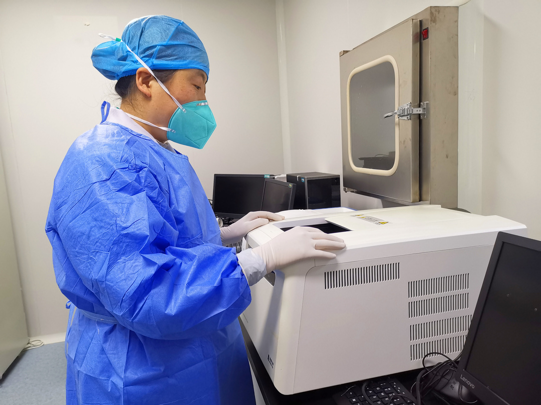 正在进行检测因为长时间在pcr实验室工作,检测员们根本顾不上家里的