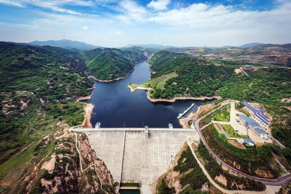 龙潭沟水库位于五莲县九仙山龙潭大峡谷内,概算投资2.6868亿元.