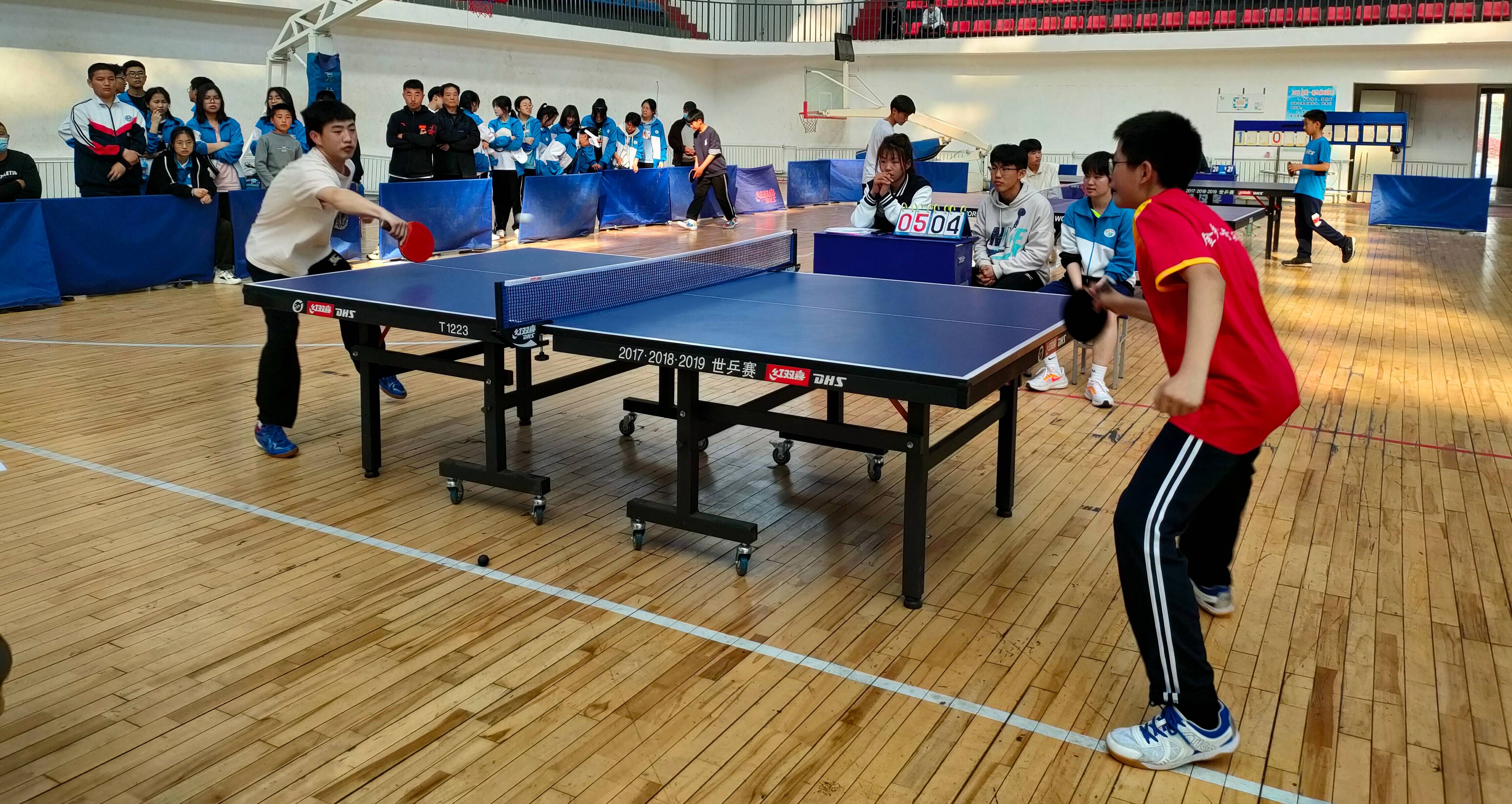 校园乒乓球比赛照片图片