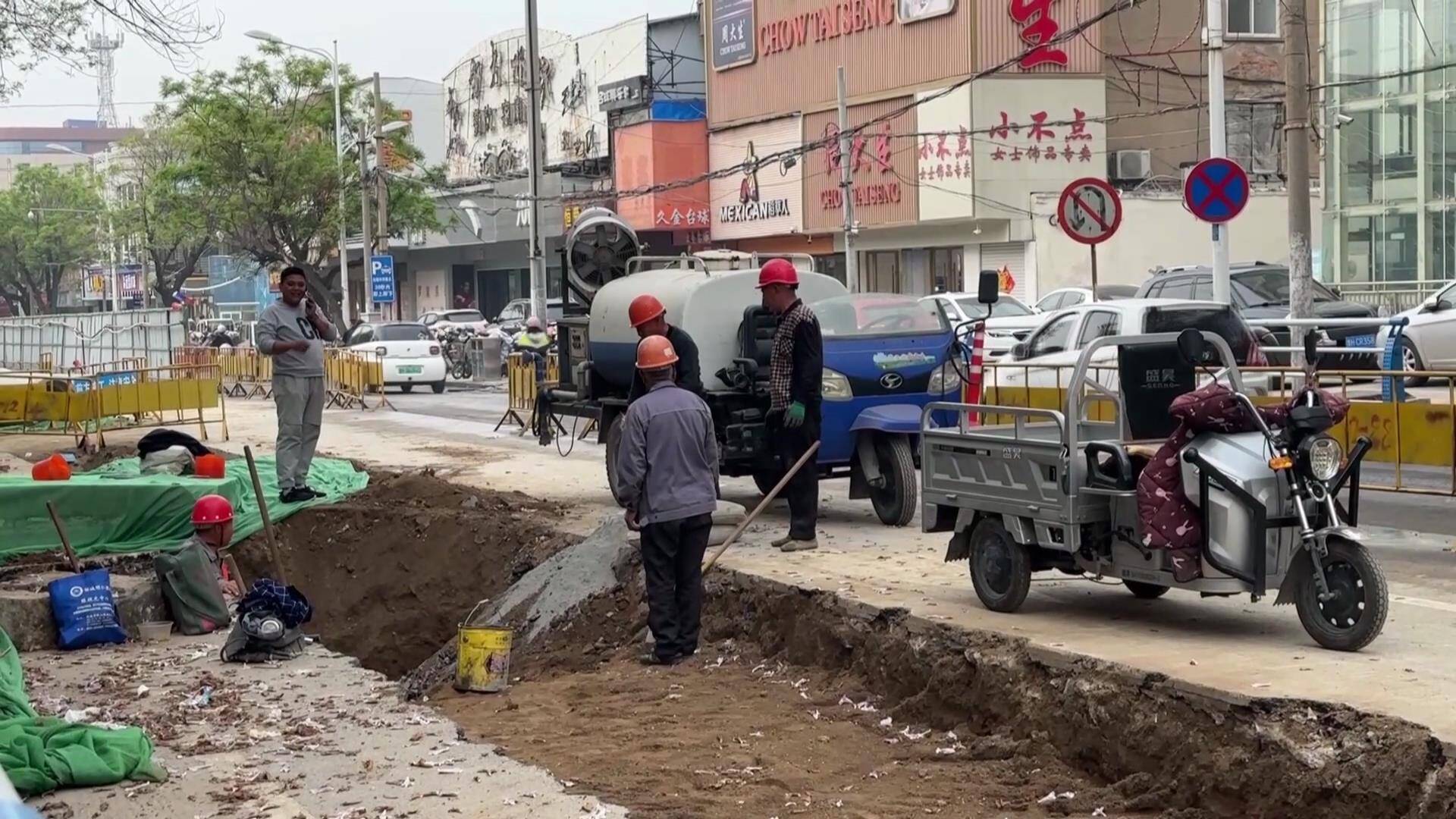 【邹视频·新闻】305秒|雨污分流改造工程紧张施工中 预计6月底完成管道铺设