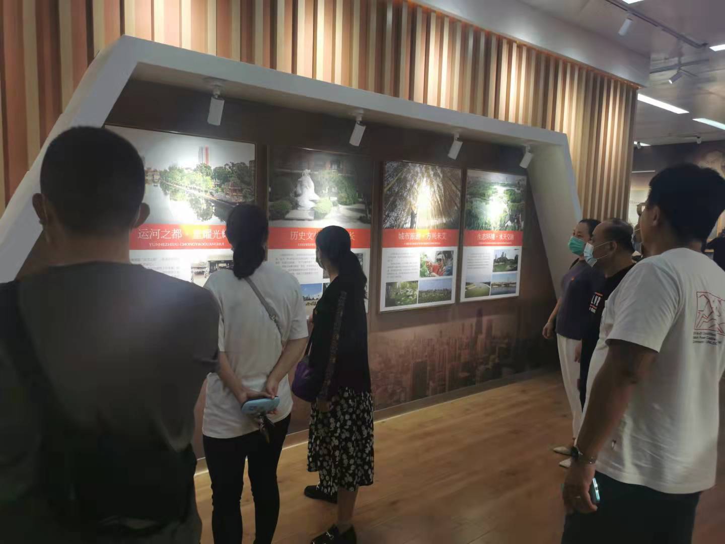 济宁市任城区阜桥街道贤路街社区党委开展学党史践初心参观党史馆活动