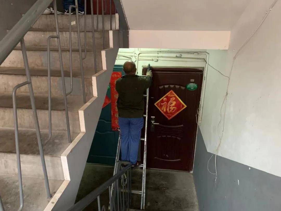 济宁市任城区金城街道梦圆社区楼道内安装灯照亮居民回家路