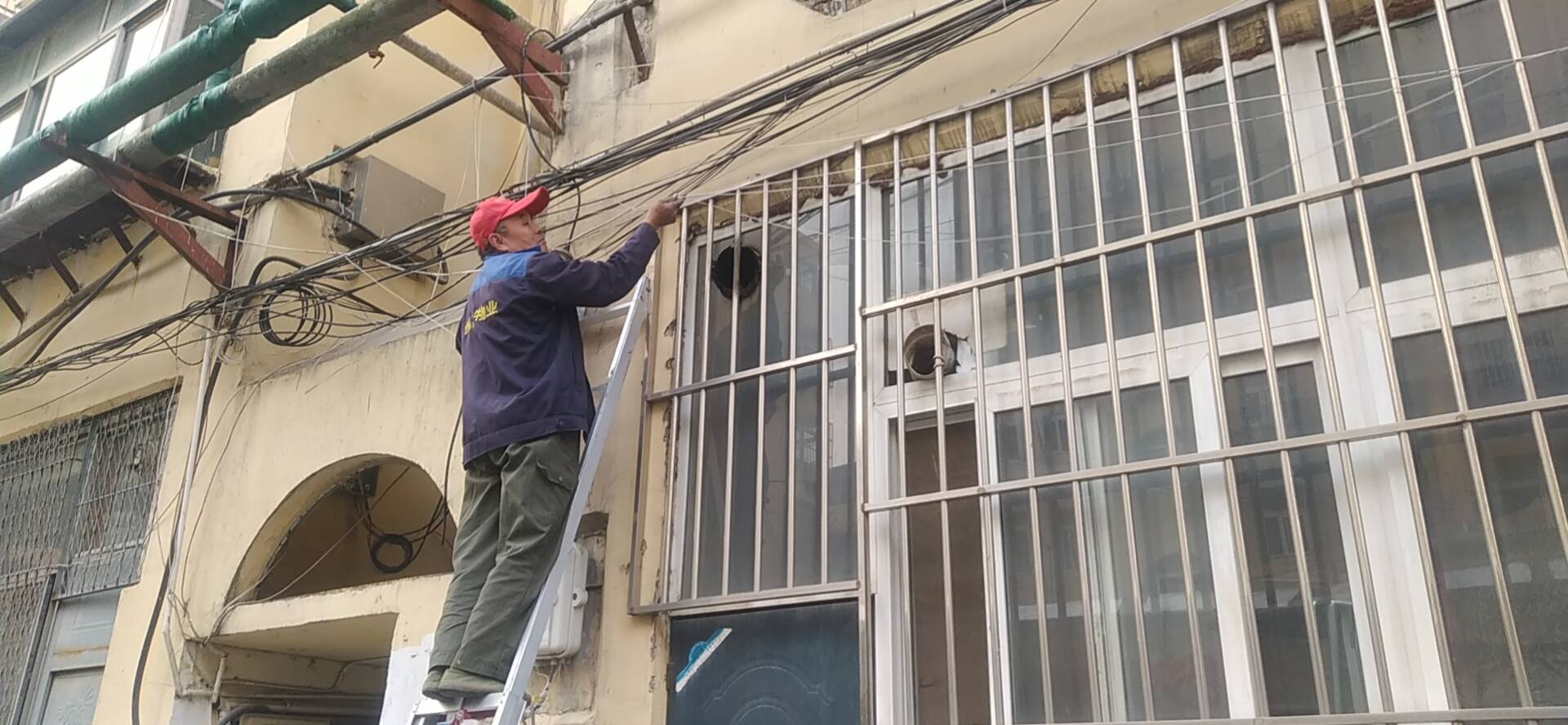 济宁市任城区古槐街道关帝庙社区治理小区老化线缆方便居民生活出行