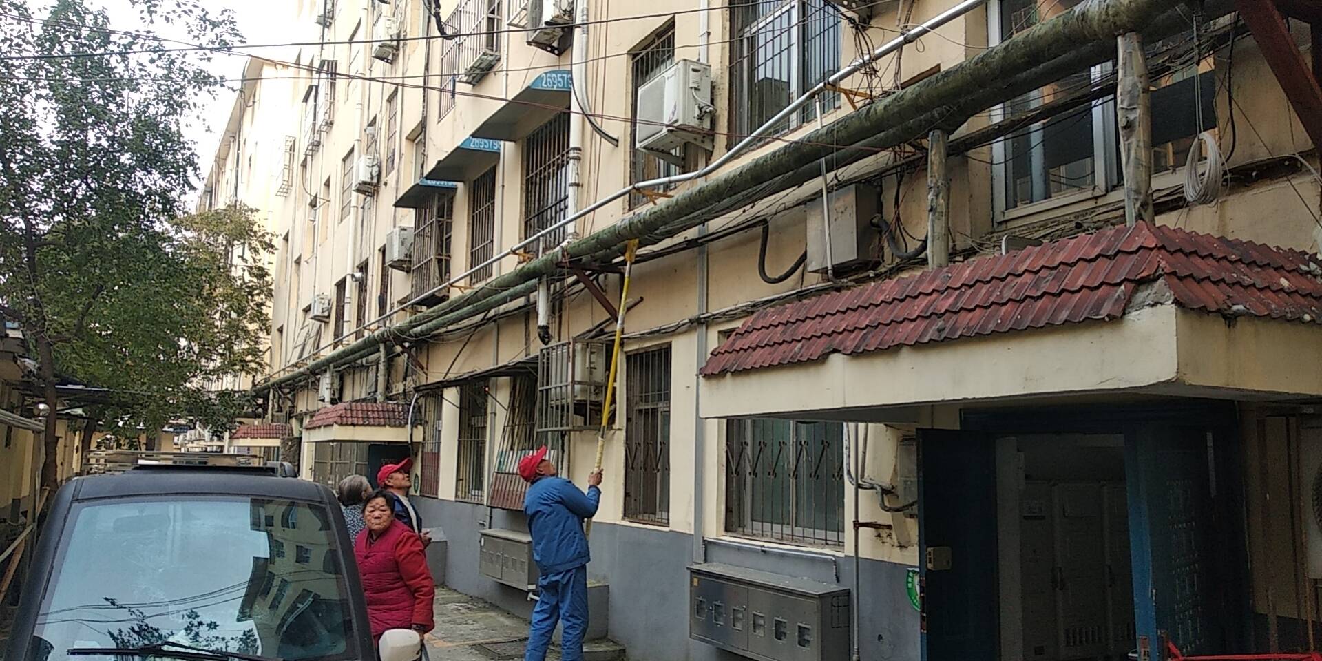 济宁市任城区古槐街道关帝庙社区治理小区老化线缆方便居民生活出行