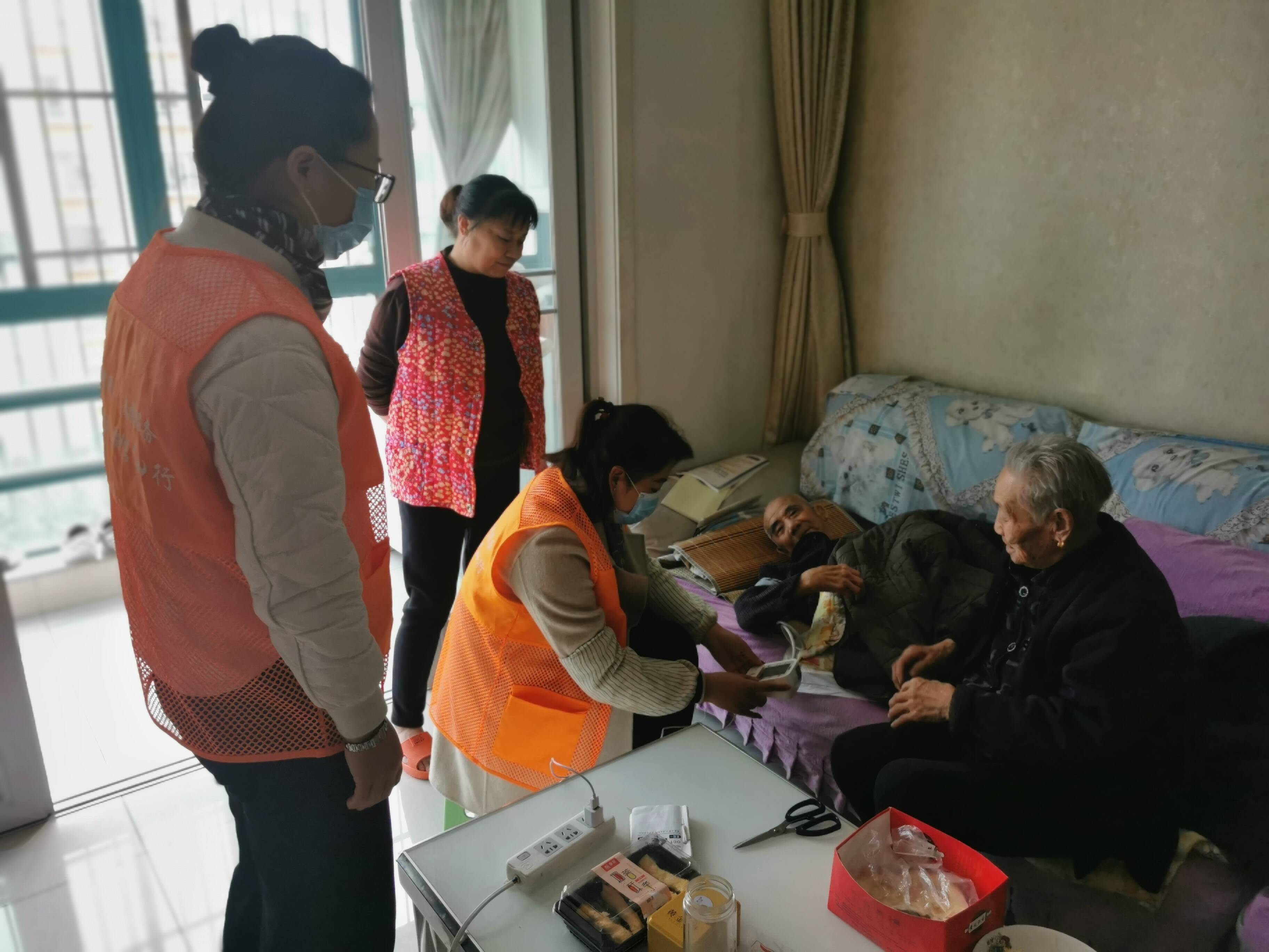 济宁市任城区仙营街道仙营社区服务送上门为老年人测量血压