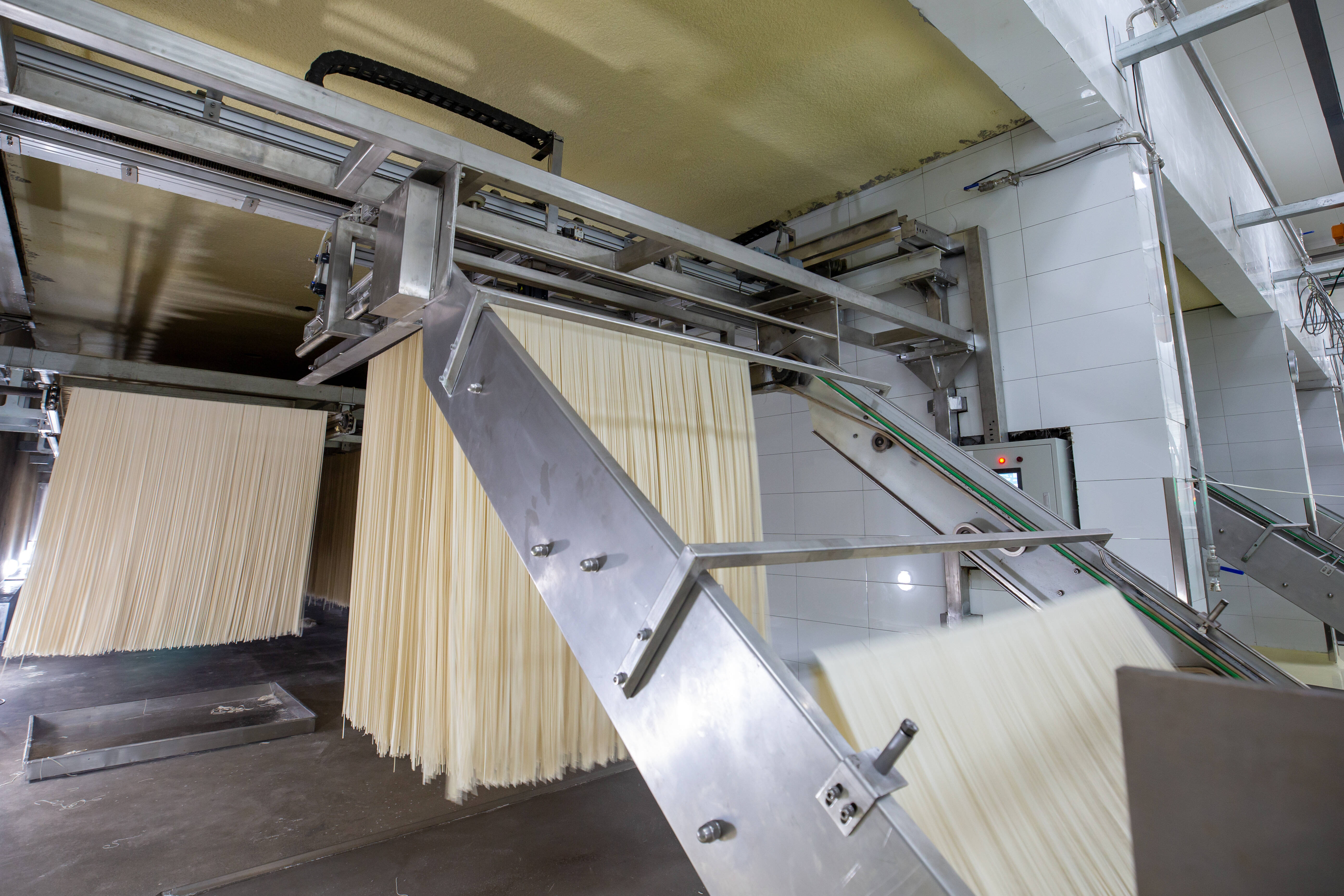 项目引进国际新型最大产能挂面生产线,生产的面饼幅宽达1.