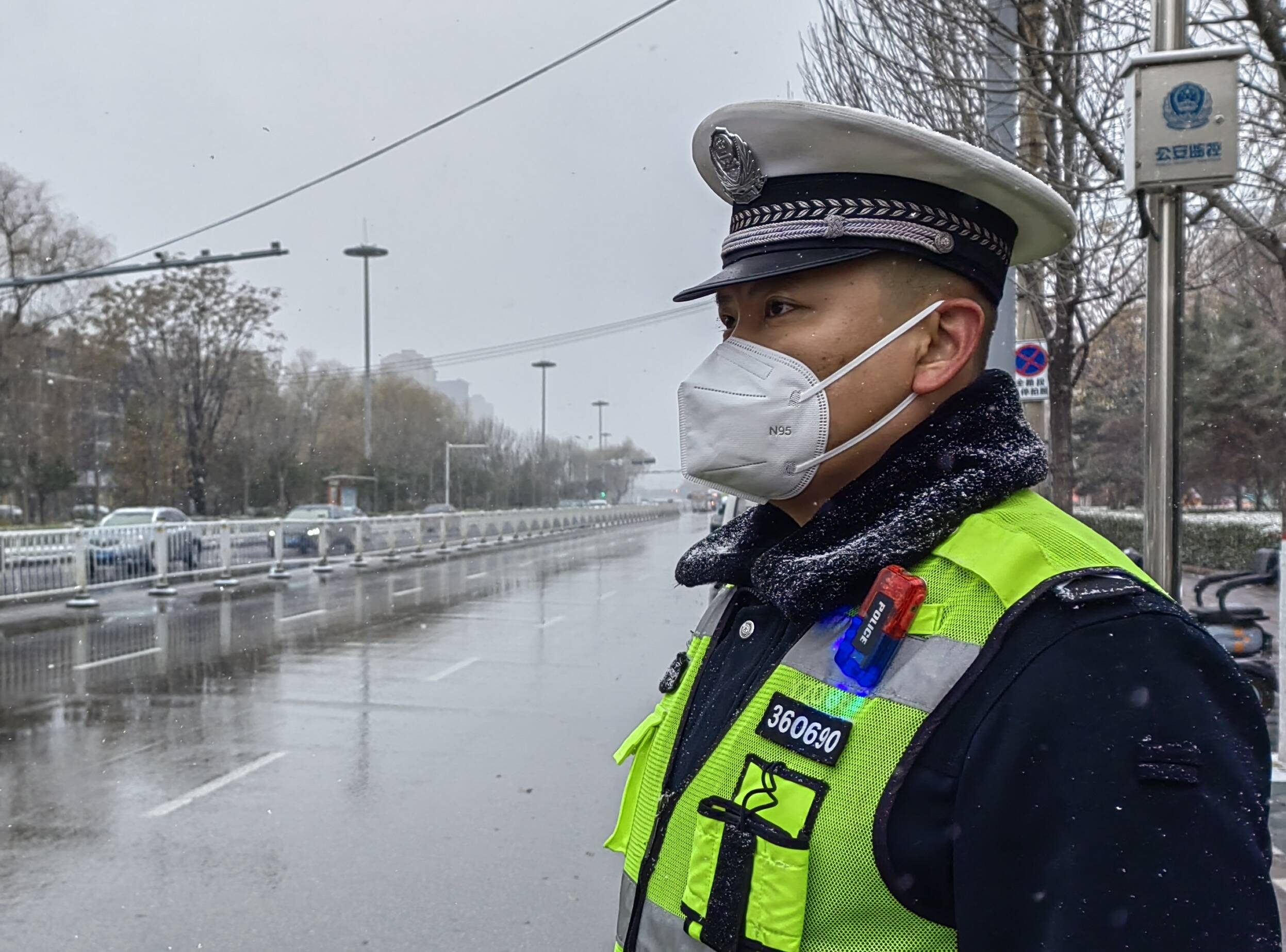 雪警护航兖州交警雪中执勤保畅通