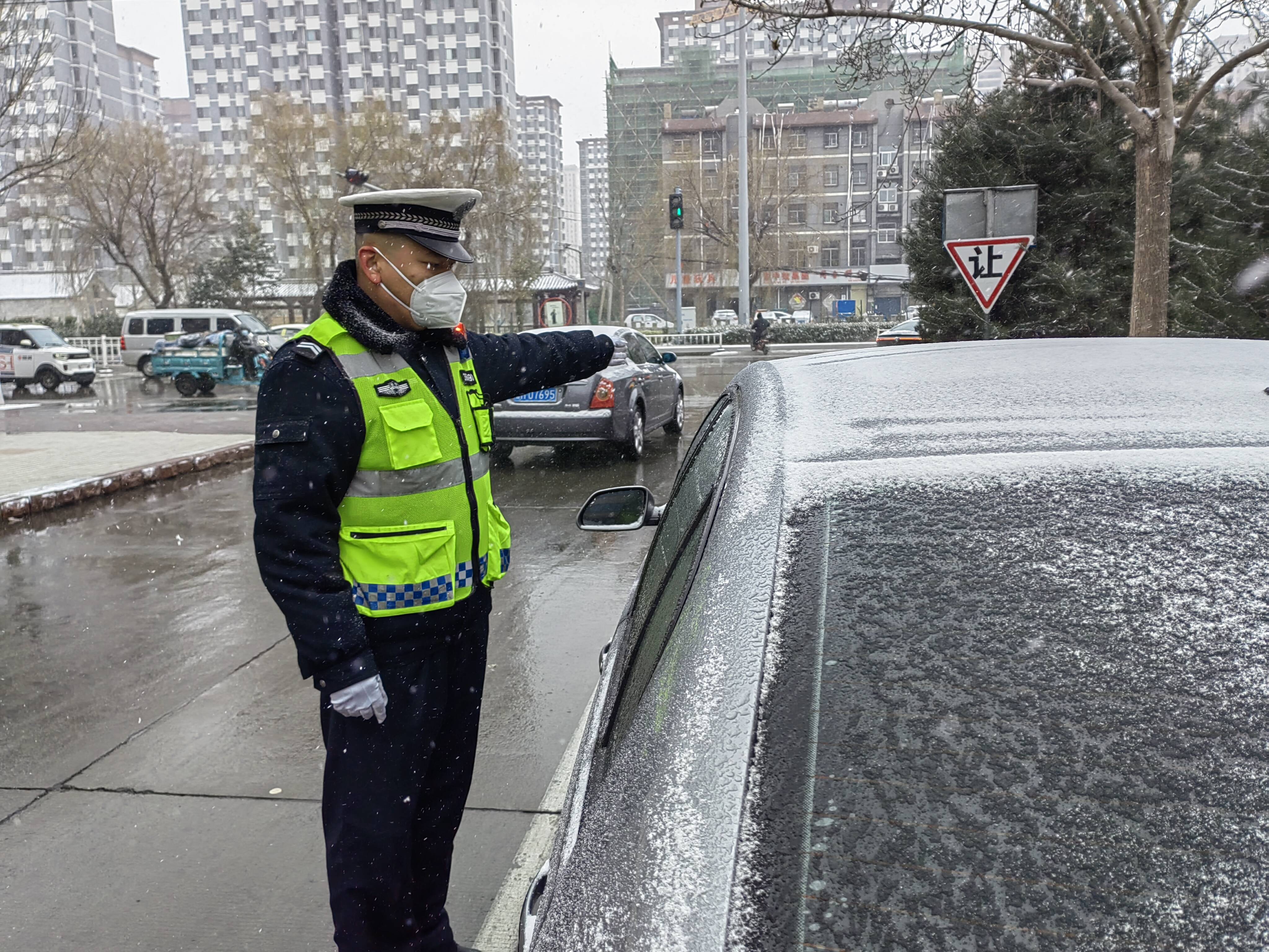 雪警护航兖州交警雪中执勤保畅通