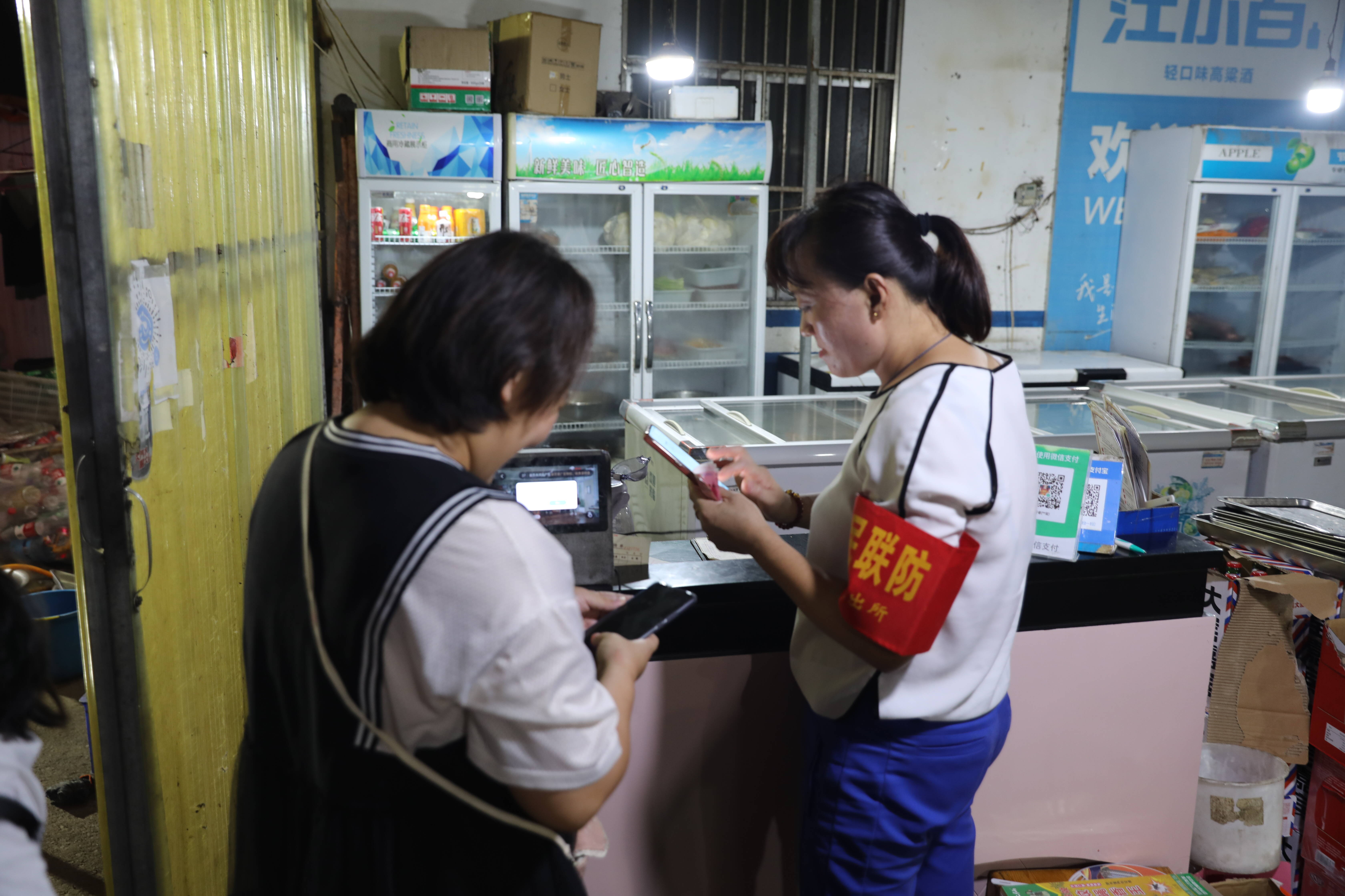 夜间服务场所从业人员,农村网格警务员戴上"红袖标",这是临沭县公安局