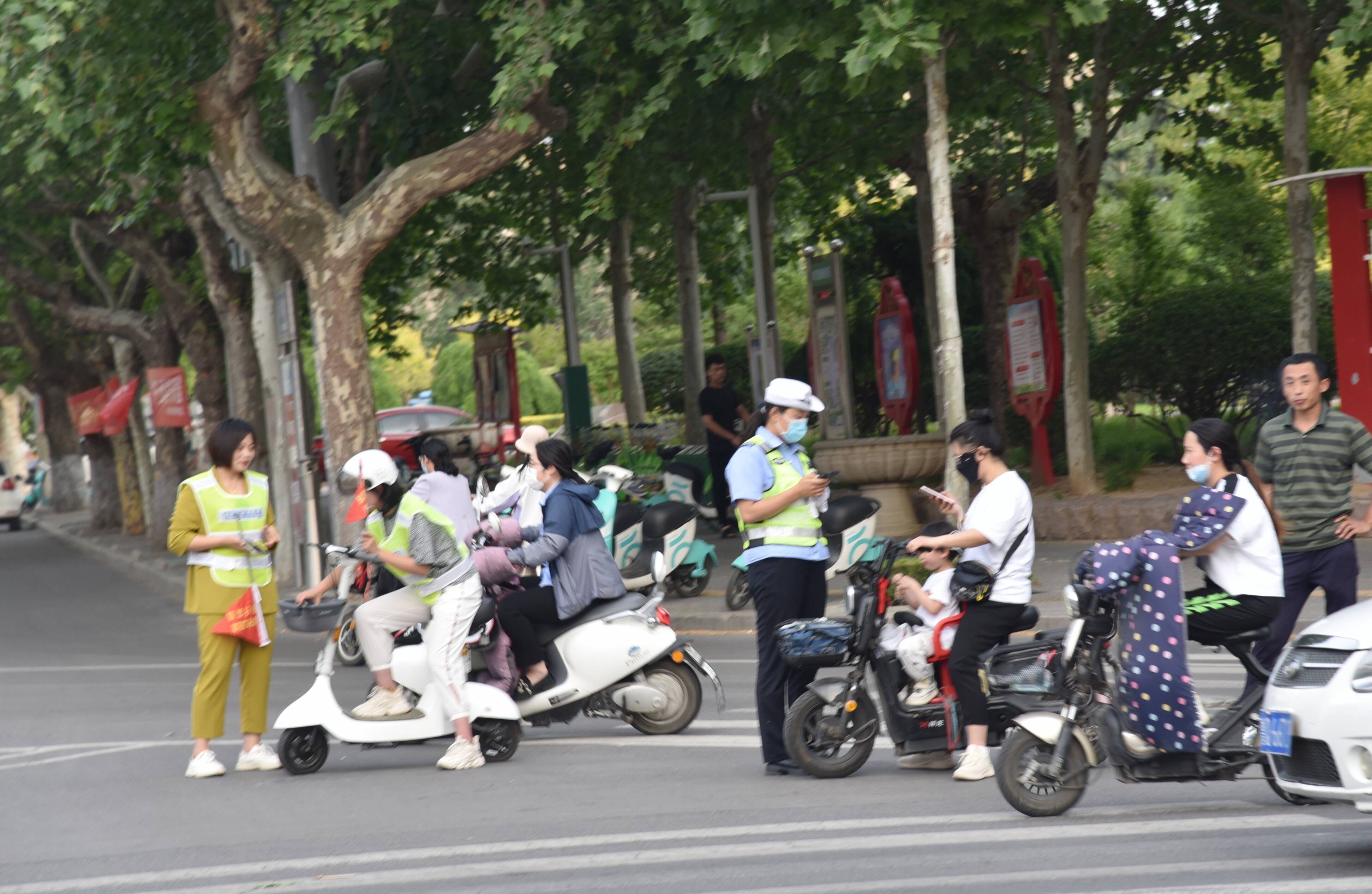 蒙阴交警联合交通安全志愿者开展不戴安全头盔劝导整治行动