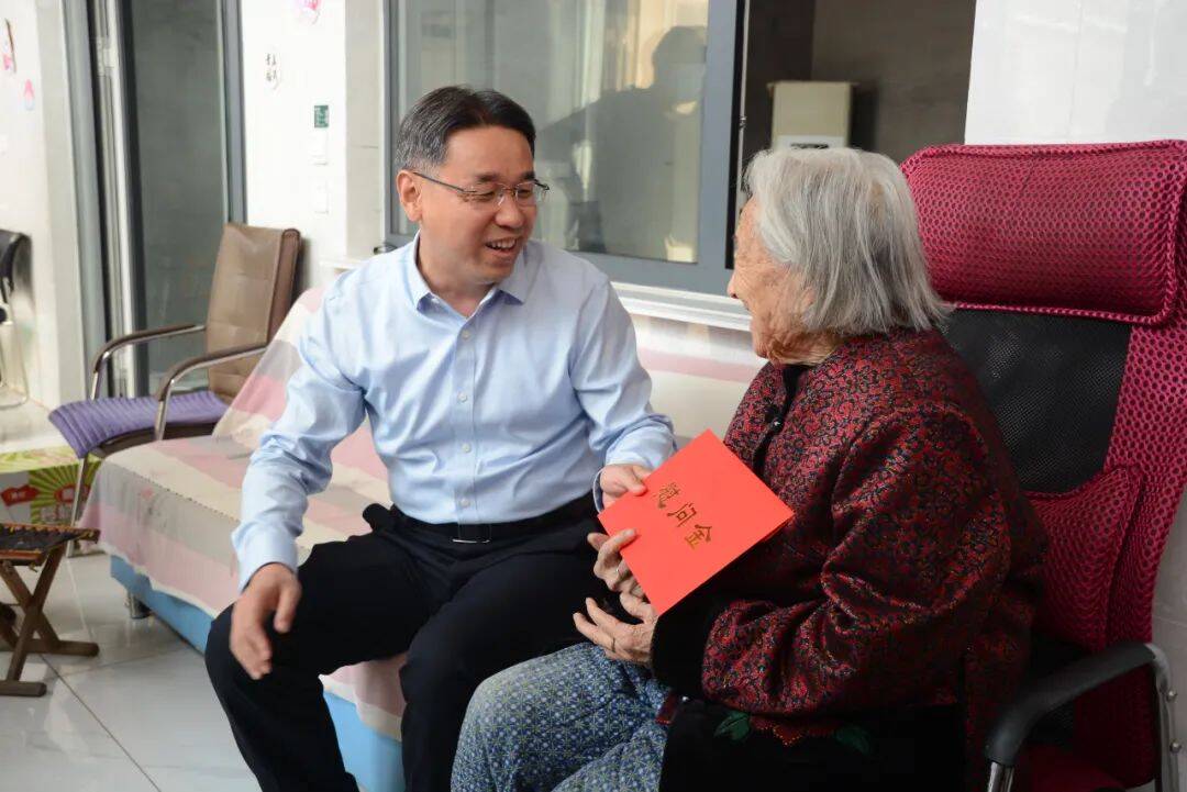 沂水县领导陈士贤刘铭看望慰问百岁老人
