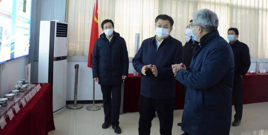 山东大学材料科学与工程学院教授,泰山产业领军人才刘相法亲切交谈