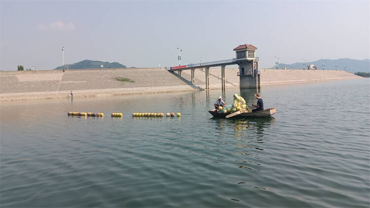 临沂市平邑县唐村水库管理处安装防溺水浮球警戒线