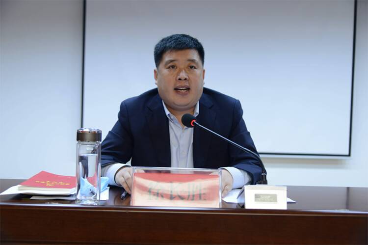 闪电号>媒体>平邑融媒>会上,镇党委副书记曾鲁鹏传达学习了《全镇党员