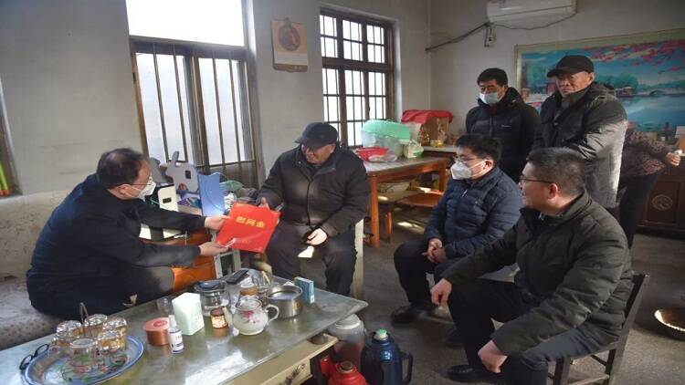 平邑县检察院检察长陈玉伟到平邑保太镇开展走访慰问活动(图2)