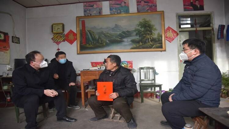 平邑县检察院检察长陈玉伟到平邑保太镇开展走访慰问活动(图3)