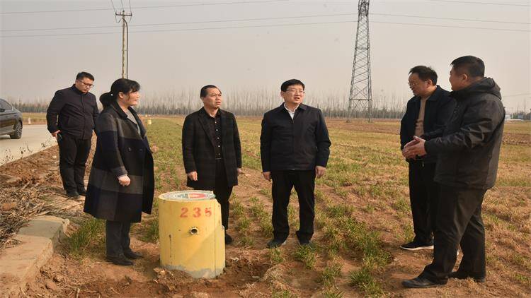 山东平邑平邑县副县长郭鹏一行到平邑街道调研指导高标准农田建设工作