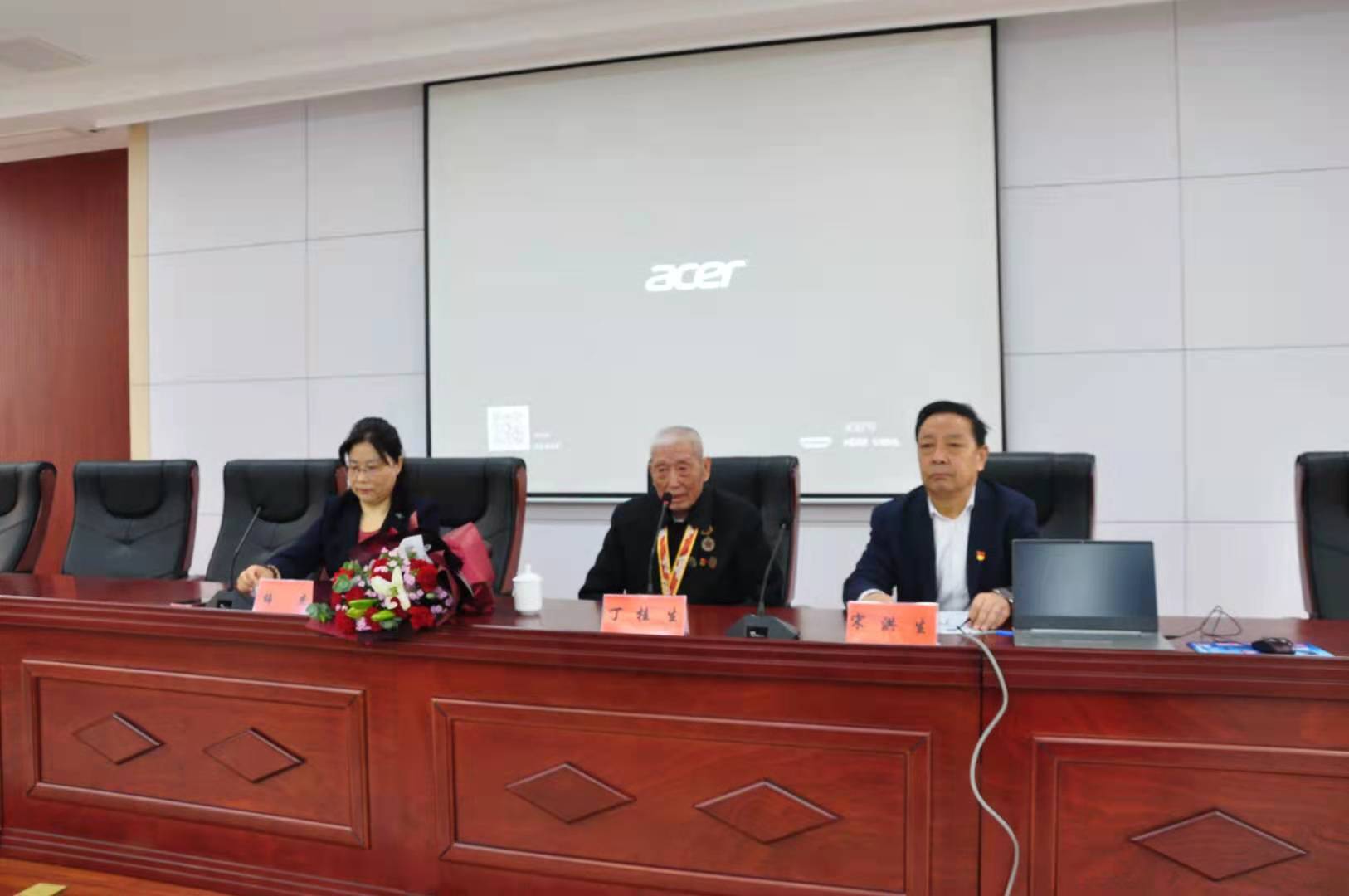 课堂上,丁桂生从革命先烈的先进事迹,再现了当时的